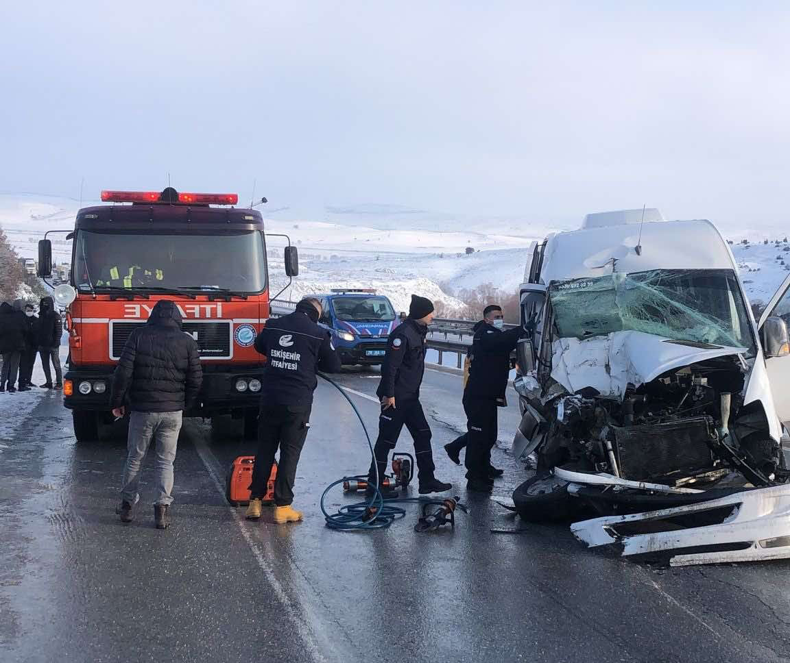 Eskişehir’de trafik kazası: 16 yaralı