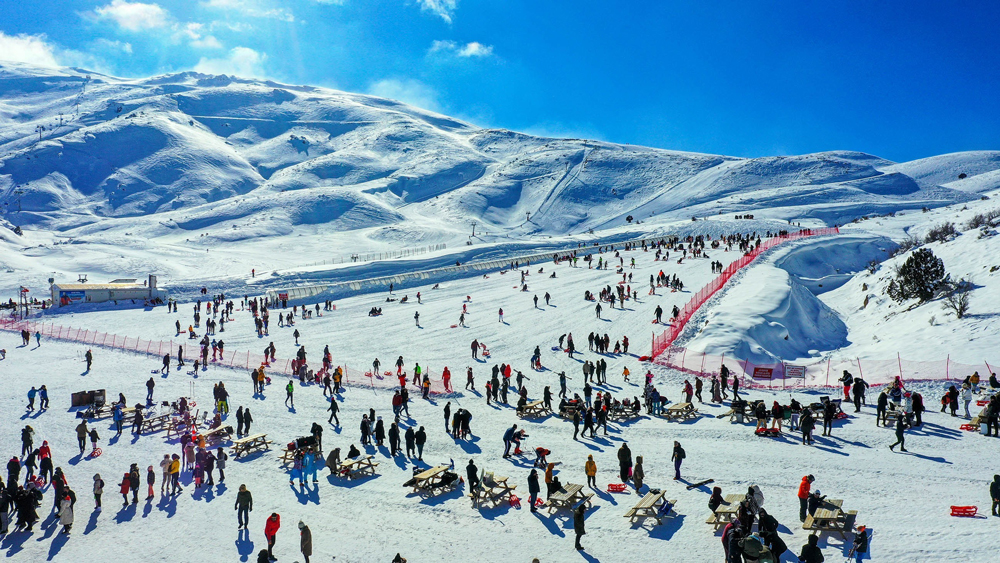 Denizli Kayak Merkezi’nde karlar erimeye başladı