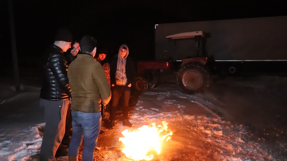 Yolda kalan sürücülerin imdadına mahallenin gençleri koştu