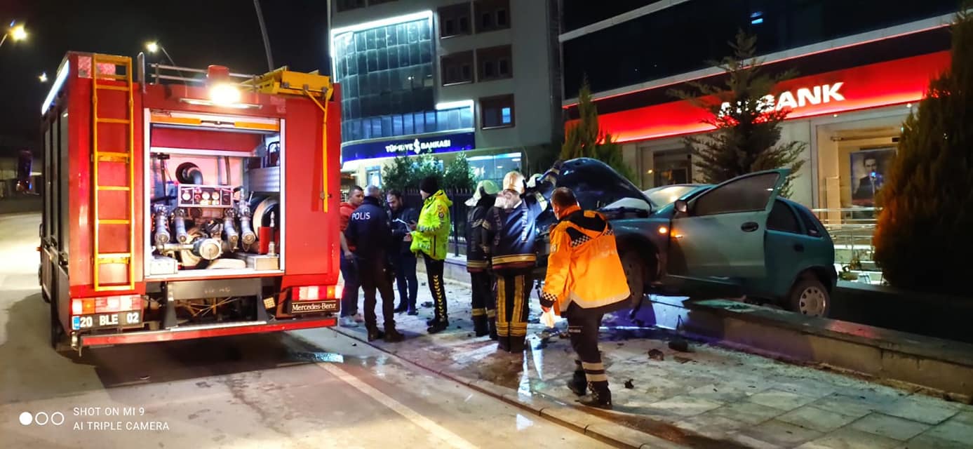 Kaza yapan otomobil beton bariyerlerde asılı kaldı