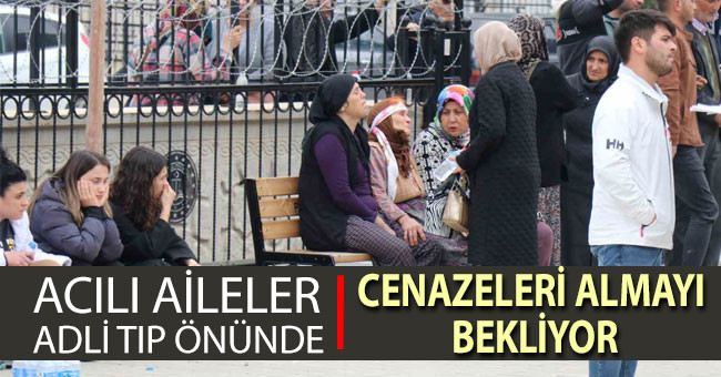 İşçi servisi kazasında hayatını kaybedenlerin acılı aileleri adli tıp önünde cenazeleri almayı bekliyor