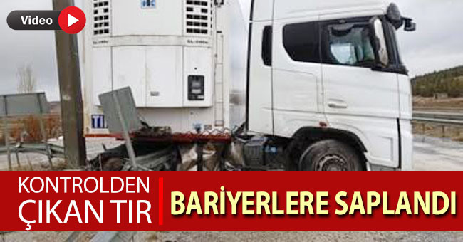 Kontrolden çıkan tır, bariyerlere saplandı